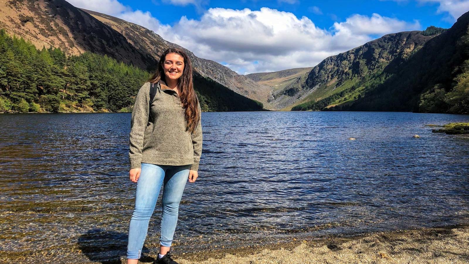 爱尔兰，一位年轻女子站在湖边